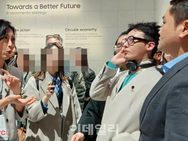 G-DRAGON (BIGBANG) กลายเป็นประเด็นร้อนเมื่อเขาเยี่ยมชมบูธ Samsung Electronics ที