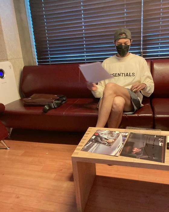 [หัวข้อ] นักแสดงลีมินโฮหุ่นเซ็กซี่ในวัยทำงาน ... ภาพที่ไม่สามารถซ่อนด้วยหมวกและหน้ากาก