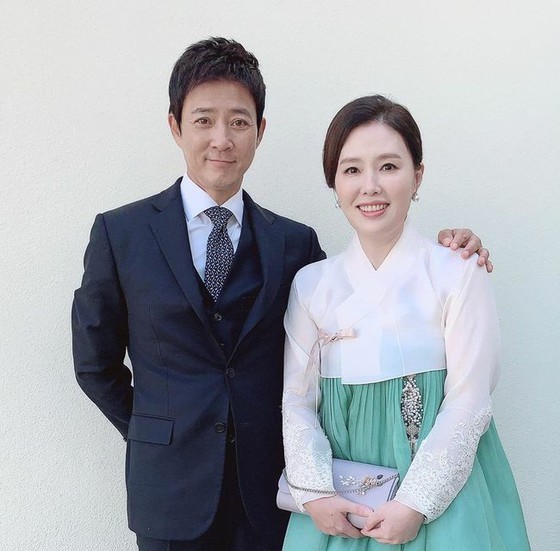 นักแสดงชายชเวซูจี (Choi Suzy) และนักแสดงสาวฮาฮีราภรรยาของเขาเข้าร่วมในงานแต่งงานของหลานชายที่สวมชุดเกาหลี ... ปล่อยวิดีโอสุดหวาน