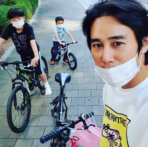 ลูกชายคล้ายดาราจองแทอู ... ลูกชายคนโตสง่างามลูกชายคนรองน่ารัก "ดูเหมือนพ่อ"