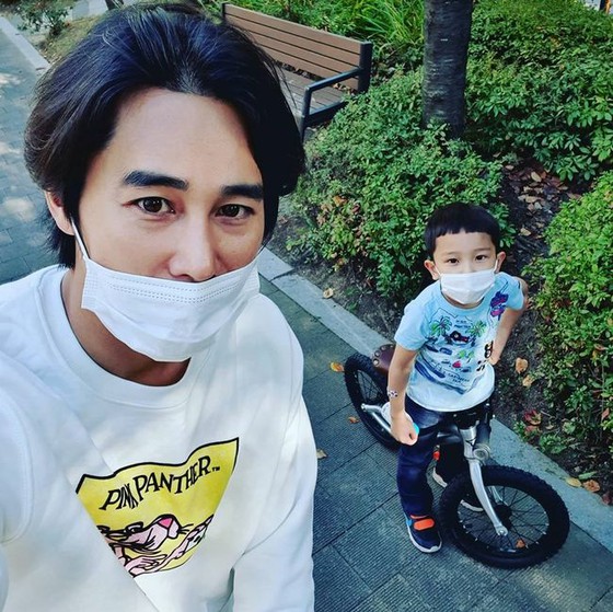 ลูกชายคล้ายดาราจองแทอู ... ลูกชายคนโตสง่างามลูกชายคนรองน่ารัก "ดูเหมือนพ่อ"