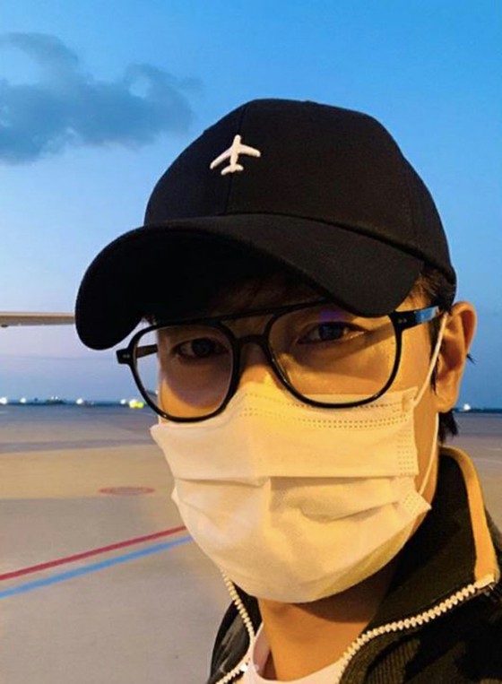 นักแสดง Lee Byung Hun และภรรยา Lee MIN JEONG ได้รับคำสั่ง? การปล่อยช็อตที่ชวนให้นึกถึงการฝึกฝนการยิงตัวเอง ... เสน่ห์ที่เปล่งประกายแม้ในร่างที่ตั้งรับอย่างสมบูรณ์