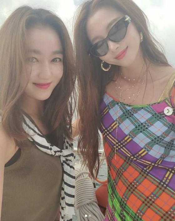 พักผ่อนในสระว่ายน้ำกับนักแสดงสาวอีซอยอนเพื่อนซี้โอยูน่าฮันจีฮเย ...
