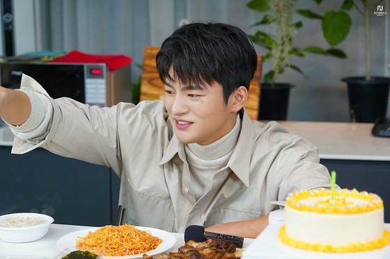 [หัวข้อ] นักแสดง Seo In Guk วิดีโอสอนทำอาหารเป็นหัวข้อที่น่าสนใจ