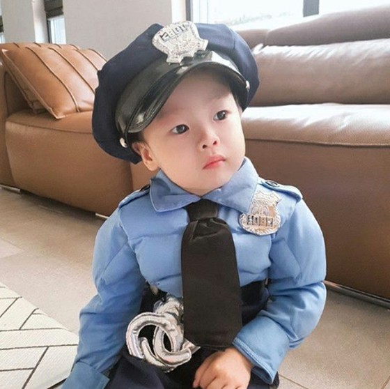นักแสดงชินซองอูเผยธีโอลูกชายของเขาที่สืบทอดยีนที่หล่อเหลาเหมือนเดิม