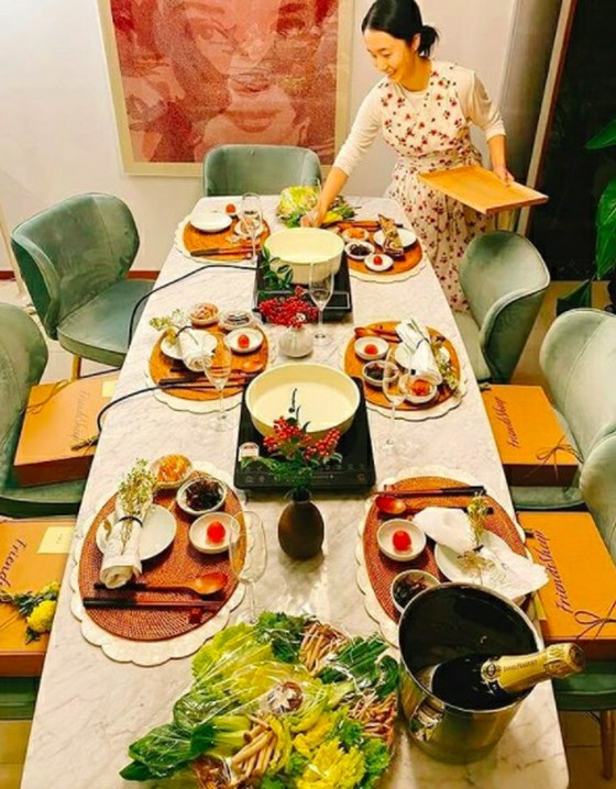 เชิญ Lee Jong Hyun, Song YEJI & Kong Hyo Jin & Oh Yuna มาร่วมงานเลี้ยงอาหารค่ำ