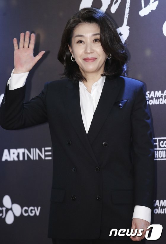 นักแสดงสาวคิมมีคยองได้รับรางวัล "สมาคมวิจารณ์ภาพยนตร์เกาหลีครั้งที่ 40" รางวัลนักแสดงสมทบหญิงจากภาพยนตร์เรื่อง "เกิดในปี 1982 คิมจียอน"