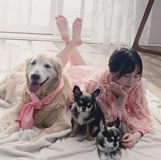 นักแสดงสาวคูฮเยซอนถ่ายภาพครอบครัวในขณะที่ปกป้องสุนัขของเธอ