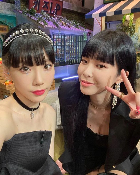 แทยอน (SNSD (Girls 'Generation)) แฟชั่นสีดำล้วนของ "Black Swan" นั่นเอง ... Heize ยังแสดงความคิดเห็น