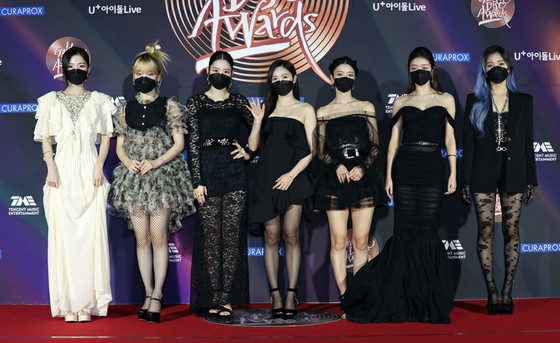 IU, MonstaX, Mamamoo และอื่น ๆ กำลังเข้าร่วมใน "Golden Disc Award Ceremony"