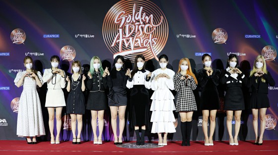 IU, MonstaX, Mamamoo และอื่น ๆ กำลังเข้าร่วมใน "Golden Disc Award Ceremony"