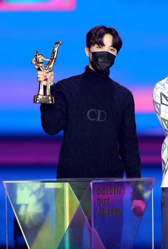 จองกุก BTS ได้รับรางวัล "Golden Disc Award Ceremony" สำหรับการแปลงร่างผมบลอนด์