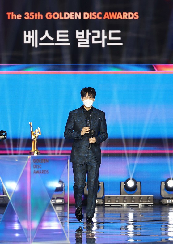 จองกุก BTS ได้รับรางวัล "Golden Disc Award Ceremony" สำหรับการแปลงร่างผมบลอนด์