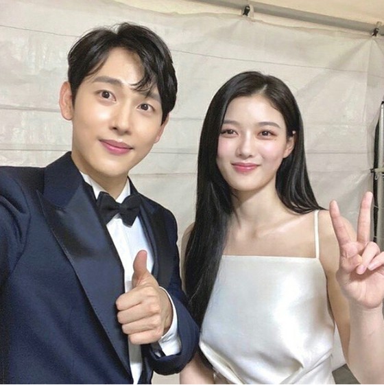 Lim Siwan (ZE: A) และ Kim You Jung กลับมารวมตัวกันเป็นครั้งแรกในรอบแปดปีนับตั้งแต่ร่วมแสดงในละครโทรทัศน์เรื่อง…พี่ชายกับน้องสาวสองคน