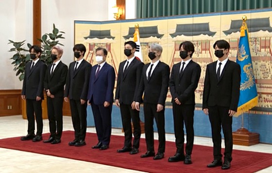 "BTS" ได้รับการแต่งตั้งเป็นทูตพิเศษสำหรับวัฒนธรรมในอนาคต = ประธานาธิบดีมูนมอบ "จดหมายแต่งตั้ง" ให้กับสมาชิก