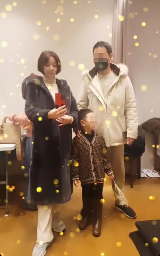 นักแสดงสาวฮวังจองอึม ถ่ายรูปครอบครัวอีกครั้งกับสามีและลูกชายของเธอ ...
