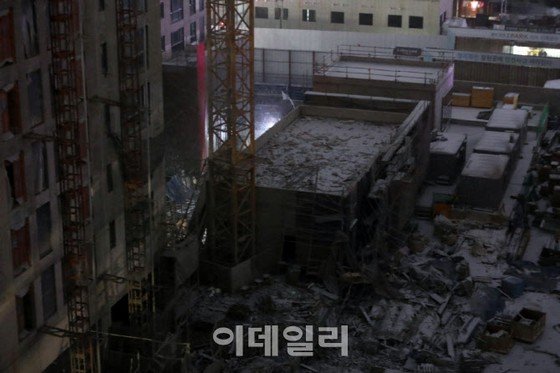 ตั้งสำนักงานใหญ่รับมืออุบัติเหตุกลาง บริเวณที่เกิดเหตุอาคารชุดถล่มในกวางจู ประเทศเกาหลีใต้
