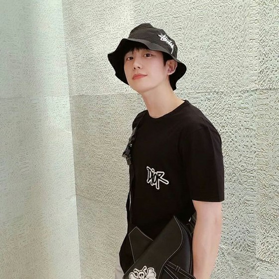 จองเฮอินแสดงการประสานงานสีดำทั้งหมด…“ จากเด็กผู้ชายไปหาผู้ชาย”