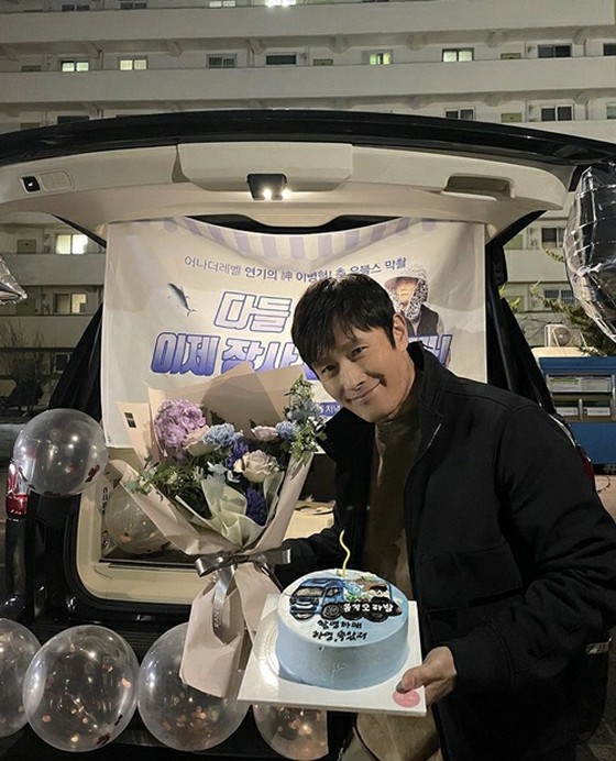 นักแสดง Lee Byung Hun ปล่อยช็อตที่ระลึก "Our Blues" ขึ้นมา