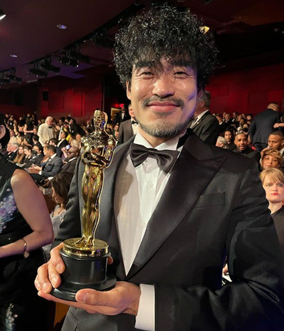 นักแสดง Jin Dae Young ที่ปรากฏตัวใน "Drive My Car" ยิ้มกับรูปปั้นออสการ์ของ "Academy Award"