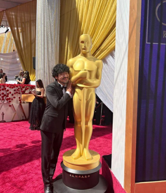 นักแสดง Jin Dae Young ที่ปรากฏตัวใน "Drive My Car" ยิ้มกับรูปปั้นออสการ์ของ "Academy Award"