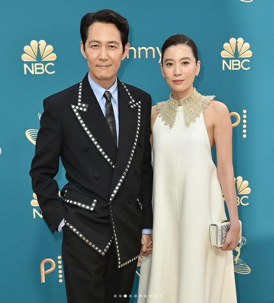 นักแสดง Lee Jung Jae ปรากฏตัวบนพรมแดงจับมือกับคนรัก = US "Emmy Awards"