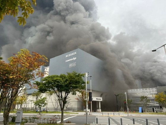 ฝั่งห้างฮุนได "ไฟไหม้ทางออก" เผยกำลังกดดันครอบครัวที่เสียชีวิตให้ออกจากศาล = เกาหลีใต้