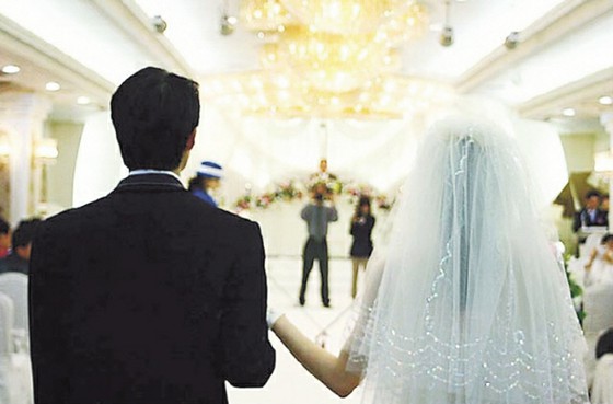``ทำไมคนถึงแต่งงานกัน'' จีนกลายเป็นเหมือนเกาหลีใต้มากขึ้น...จำนวนการแต่งงานครั้งแรกมีครึ่งหนึ่งของจำนวนเมื่อ 8 ปีที่แล้ว = รายงานของเกาหลีใต้