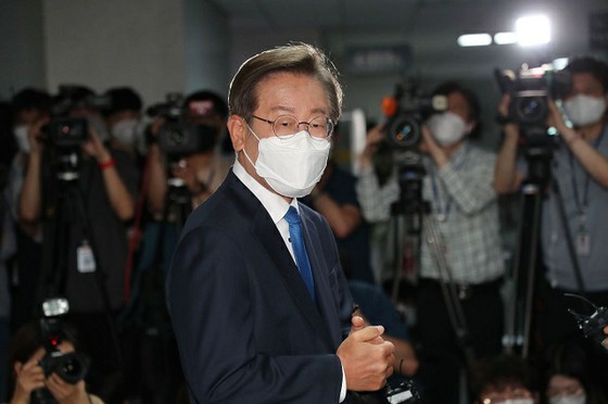 การชุมนุมใจกลางกรุงโซล: ``ลี แจ มยอง ปฏิเสธหมายจับหัวหน้าพรรคประชาธิปัตย์'' = เกาหลีใต้