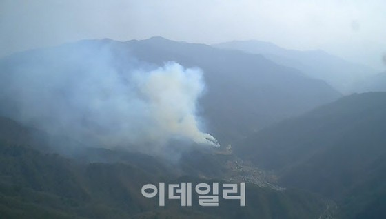 ไฟป่าในคังวอนโด ... คอปเตอร์ HYERI สี่เครื่องดับไฟ = เกาหลีใต้