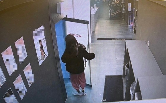 'หนุ่มผมยาว' เข้าห้องเปลี่ยนเสื้อผ้าหญิงที่โรงยิม