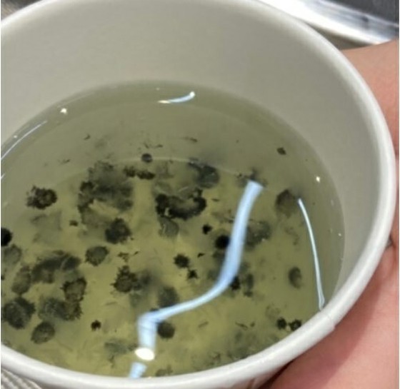 ให้น้ำดื่มที่ "ราลอย"...? ร้านทำผมที่มีข้อขัดแย้งประกาศเป็น "อุปสรรคทางธุรกิจ"