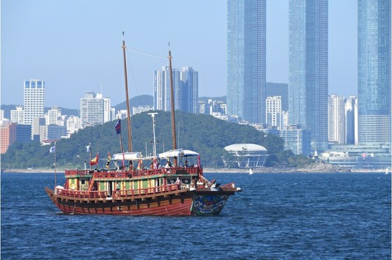 <คำอธิบาย W> เรือบูรณะของทูตเกาหลีเข้าเทียบท่าสึชิมะ