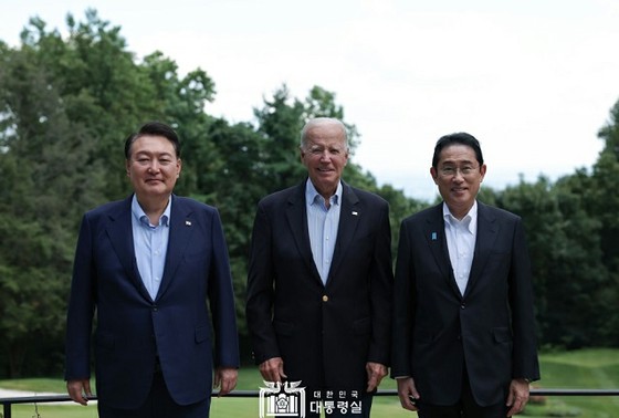 <W Commentary> ผู้นำญี่ปุ่น สหรัฐฯ และเกาหลีใต้ย้ำว่าทั้งสามประเทศอยู่ใน “ยุคใหม่” = ฮันนีมูนจะยังคงอยู่หรือไม่?