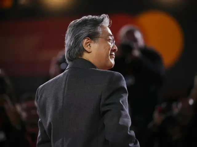 イ・ビョンホン主演映画「仕方ない」、ベニス受賞ならず…パク・チャヌク監督「すでに大きな賞をもらった気分」