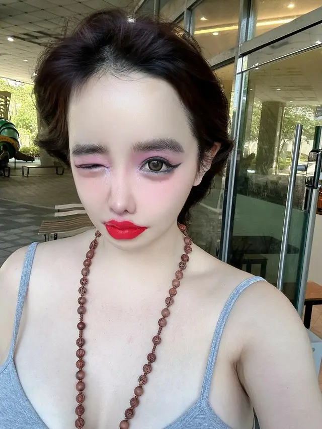 BOM（2NE1）、強烈なスモーキーメイク姿で近況公開…大雑把に撮った写真なのにこのレベルの美貌