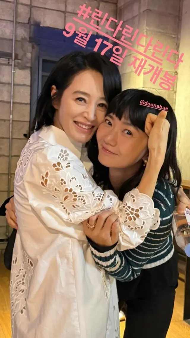 女優キム・ヘス、ペ・ドゥナをぎゅっと抱きしめてサムズアップポーズ…韓国を代表する女優たちの友情
