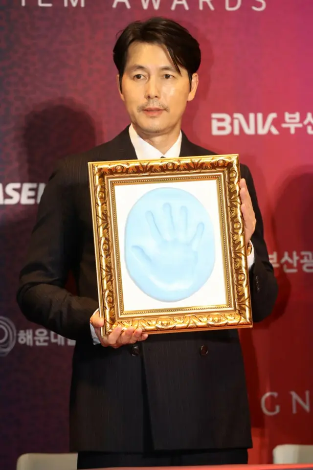 痩せたチョン・ウソン、固い表情で「釜日映画賞」に登場…婚外子スキャンダルから1年ぶり2