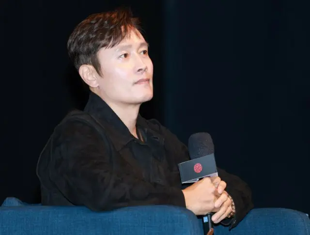 「第30回釜山国際映画祭（BIFF）」俳優イ・ビョンホン、ポニーテールのパク・チャヌクに「第一印象はイマイチ」…予感「一緒に作業することはないだろう」