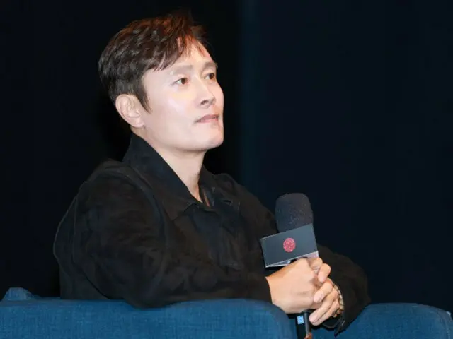 「第30回釜山国際映画祭（BIFF）」俳優イ・ビョンホン、ポニーテールのパク・チャヌクに「第一印象はイマイチ」…予感「一緒に作業することはないだろう」