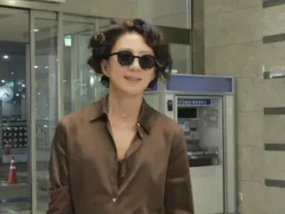 นั่นนางเอก คิมฮุ่ยเอ จริงเหรอเนี่ย...โดนเจอไปทำงานใส่ที่ม้วนผมกับแว่นกันแดด = (ถ้าขึ้นเครื่องบินจะทำยังไง?)