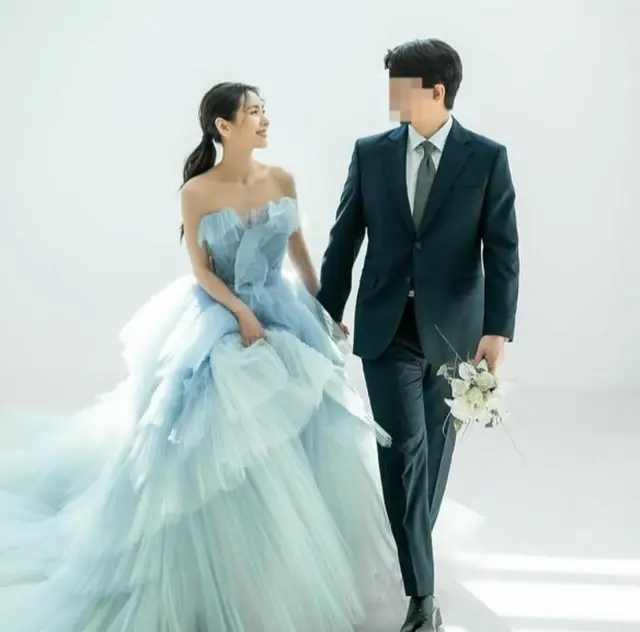 20日、キル・ウネが自身のSNSにウエディング写真を投稿した。