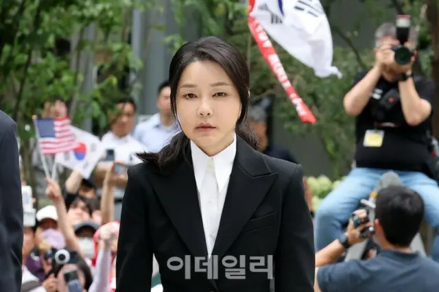 先月6日に特別検察官チームの取り調べを受けるために出席する金建希夫人（写真＝イーデイリー、パン・イングォン記者撮影）