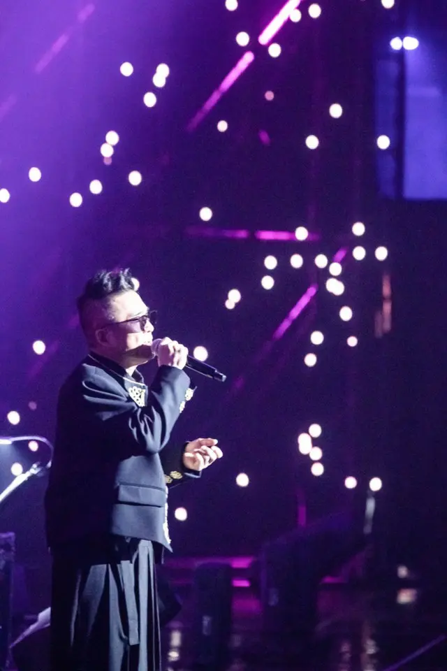 歌手キム・ゴンモ、6年ぶりに華麗な復帰…涙のお辞儀2