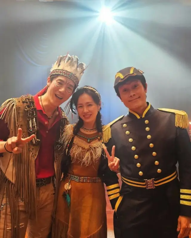 俳優ユ・ヨンソク、イ・ビョンホン&ソン・イェジンと3ショット