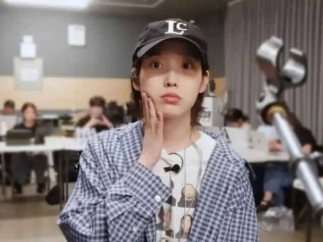 IU(アイユー)、「頬の肉が旬」···どれくらい太ったの?「ちょっと太って」