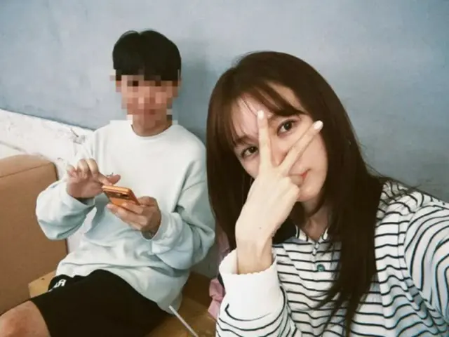 女優ユン・ウネ、男性と親しげな姿