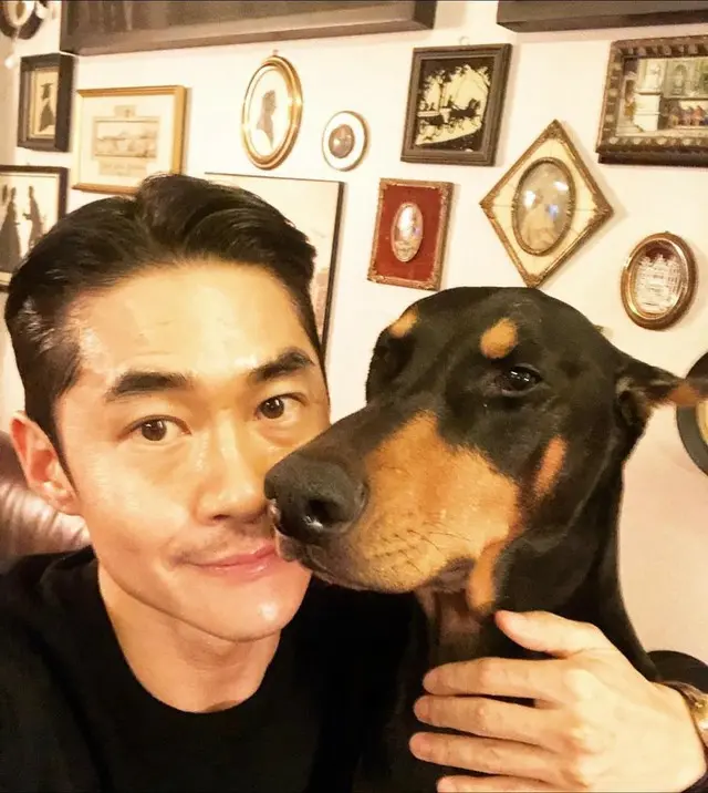 俳優ペ・ジョンナム、愛犬ベルが虹の橋を渡る…「パパ、頑張るね」と最後のあいさつにオム・ジョンファやイ・ハニらも励ましのメッセージ