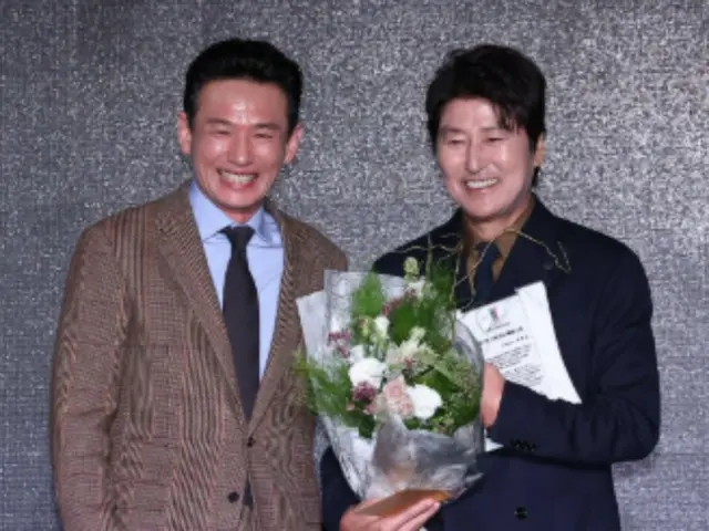 ソン・ガンホ、パク・チャヌク監督の代わりにサプライズ登場…アン・ヒョソプ、インスニが「美しい芸術家賞」栄誉