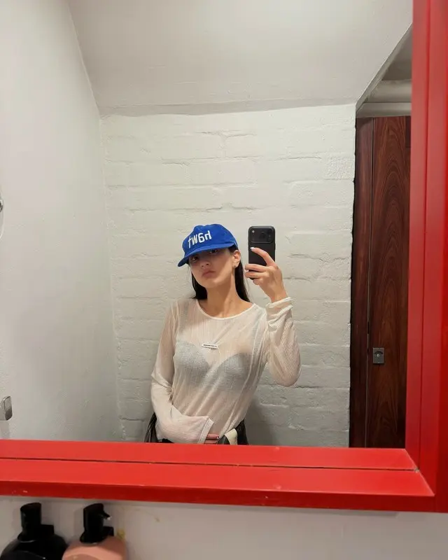 「TWICE」ジヒョ、家族旅行中にも破格のシースルールック… くらくらするグラマーは違うね